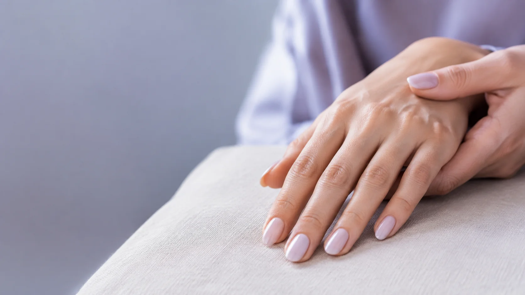 KI-Illustration einer gepflegten Hand mit milchig rosa Nägeln